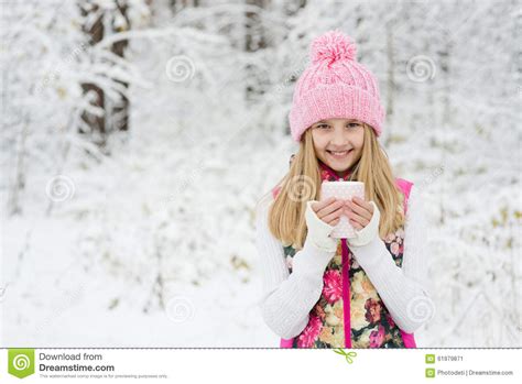 拿着一个杯子热饮料和微笑的一个女孩 库存图片. 图片 包括有 巧克力, 本质, 打赌的人, 女性, 森林 - 61979871