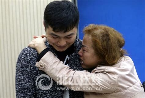这一抱她等了28年 失散母子今天在杭州相认-新闻中心-温州网