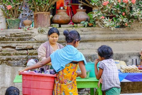 Mynmar Local People From City 的图像结果
