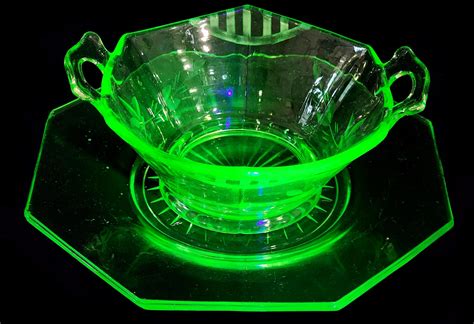 Lot - Vintage Uranium Glass Bowl & Tray