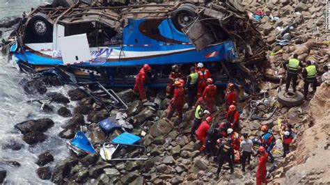 秘鲁大巴坠崖至少24人死亡，事发路段被称“魔鬼曲线”，5年前曾致48人丧生_事故_警方_乘客