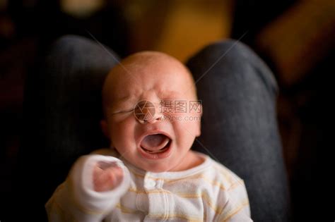 正在哭的婴儿高清图片下载-正版图片501486378-摄图网