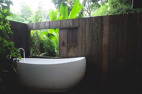 12 Best Outdoor Tub Ideas - Outdoor Soaking Tubs