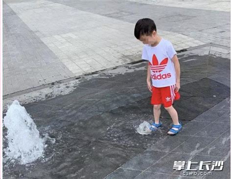 7岁男孩在广场喷泉戏水 疑遭电击送医抢救_手机新浪网