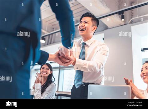 Business People Shaking Hands 的图像结果