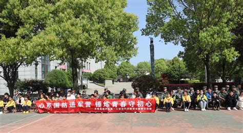 安徽阜阳：志愿者火车站服务忙-人民图片网