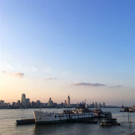 【携程攻略】景点,江滩有点类似上海的外滩，是武汉市民最美丽的江景风光带。来这里吹吹…