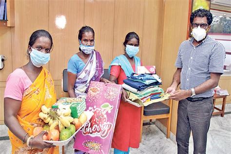 T’malai Collector provides smartphone to poor student to attend online ...