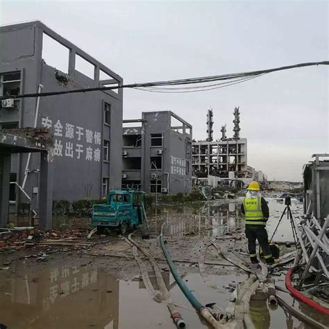 江苏盐城化工厂发生爆炸 消防员事故现场灭火