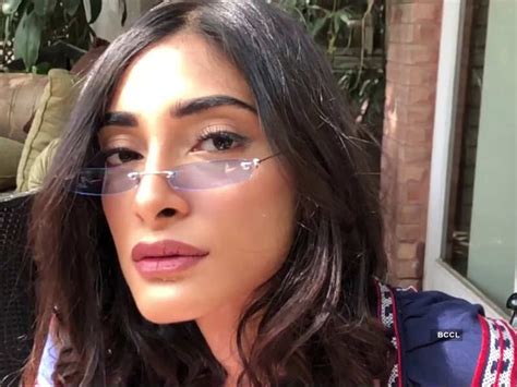 Pakistani model commits suicide after battling with depression