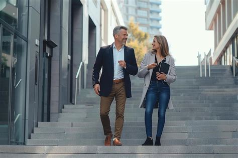 Line of Walking Business People 的图像结果