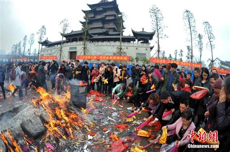 武汉数十万市民归元寺拜财神 场面火热挤爆棚-新闻中心-南海网