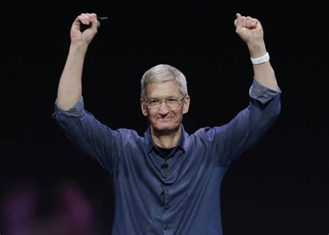 苹果市值突破1万亿美元 库克将获1.2亿美元股票奖励-爱云资讯