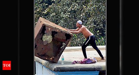 Howrah: Prisoner on terrace protests against jail bribery | Kolkata ...