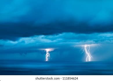 Lightning Over Water 的图像结果