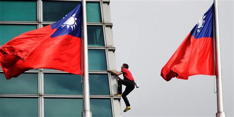 American rock climber Alex Honnold reaches top of 1,600-foot skyscraper ...