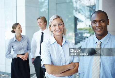 Freidnly Business People 的图像结果