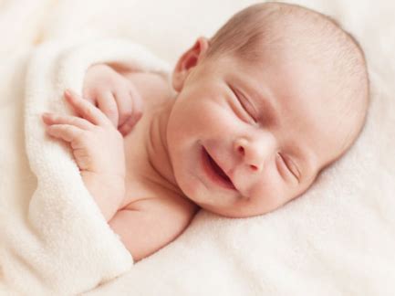 宝宝睡着睡着笑醒了，究竟梦见啥了笑得这么开心