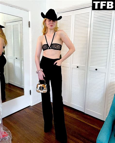 Elle Fanning Flashes Her Nude Tits (4 Photos) | #TheFappening