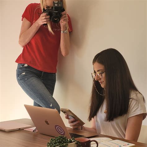 Online Content Production Business Simple Picture 的图像结果