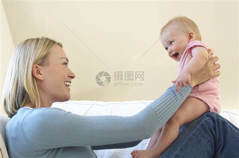 母亲在家和宝宝玩耍高清图片下载-正版图片501995065-摄图网