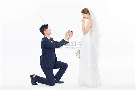 新郎向新娘求婚高清图片下载-正版图片501651314-摄图网