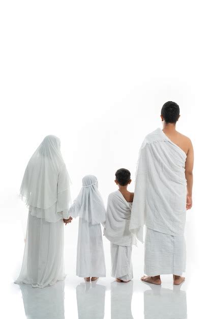 Asian muslim family hajj shot from behind | Premium Photo