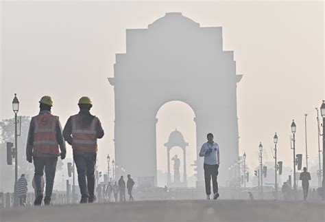 Delhi Pollution: दिल्ली की हवा में मामूली सुधार, CPCB का दावा- AQI 415 ...