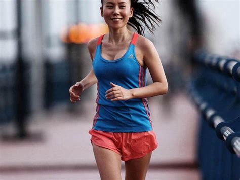 中考体育女生800米，满分怎么跑？