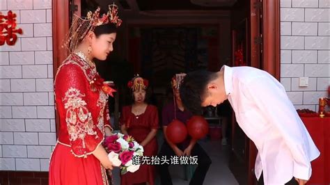 河南婚礼现场，夫妻对拜时新娘做这种姿势，引得全场大笑 - YouTube