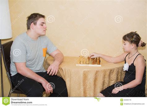 下棋的小女孩和十几岁的男孩 库存照片. 图片 包括有 - 64265170