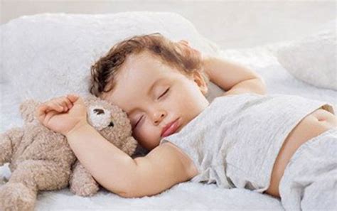 宝宝趴睡1小时窒息夭折 到底应该怎么睡？