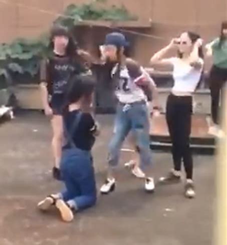 初中女生被同学围殴近40分钟 围观者无人制止_新闻中心_新浪网