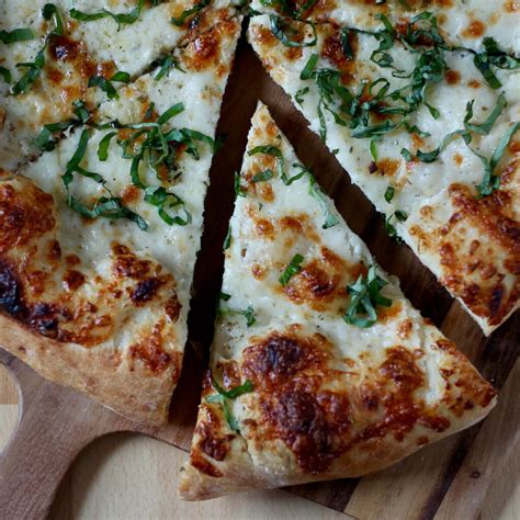 Creamy White Garlic Parmesan Pizza - Everyday Homemade