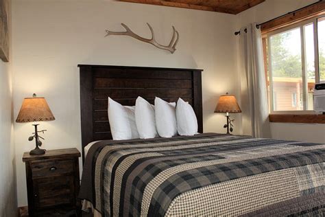 ELKHORN CABINS AND INN (West Yellowstone) - Motel Reviews, Photos, Rate ...
