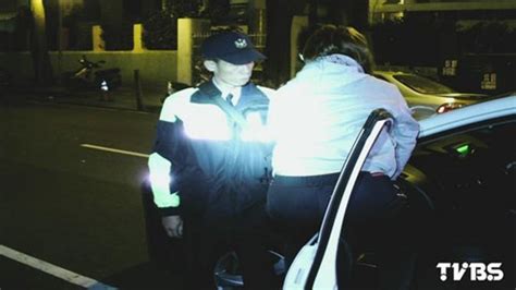 酒驾被取缔 女子发酒疯骑坐警车车窗(图)-搜狐新闻