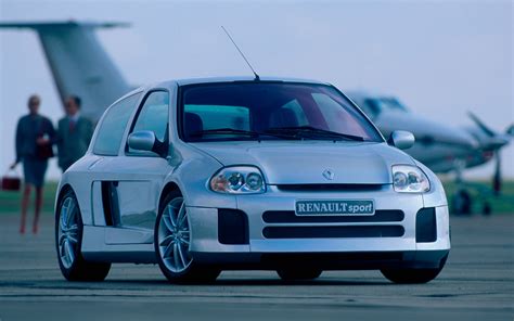 The Insane Renault Clio V6 Super Hot Hatch Debuted 20 Years Ago - Feel Old Yet? - autoevolution
