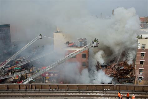 美国纽约一起重机起火倒塌 并砸向旁边大楼玻璃墙-搜狐大视野-搜狐新闻