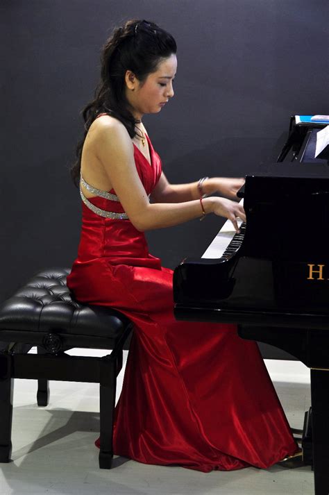 弹钢琴的红衣女郎 - 尼康 D90(配18-200mm II镜头) 样张 - PConline数码相机样张库