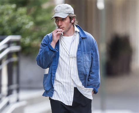 Does Jeremy Allen White Smoke?