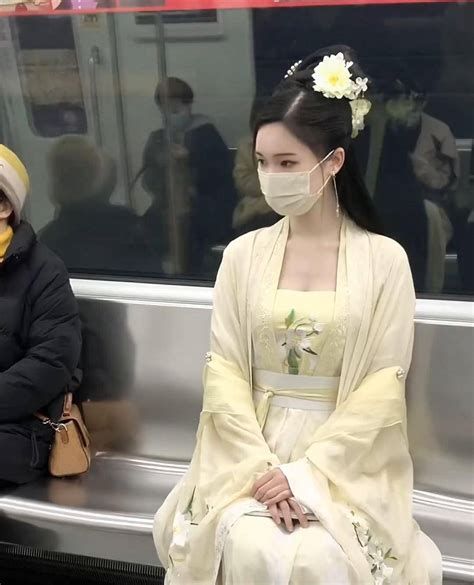 女子穿汉服乘坐地铁，气质优雅宛如仙女下凡，其颜值让众人沦陷！_腾讯新闻