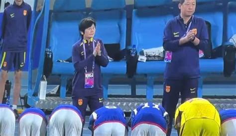 素质高！女足输球后，日本球员集体向水庆霞鞠躬，水庆霞鼓掌回应_腾讯新闻