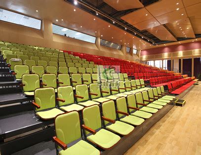 乐湾国际学校电动软包椅伸缩看台案例-绿蛙体育设施