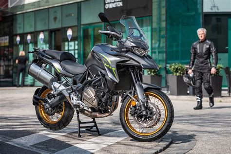 Comparaison des motos CFMOTO 450MT 2024 VS. QJ Motor SRT 700 X 2024