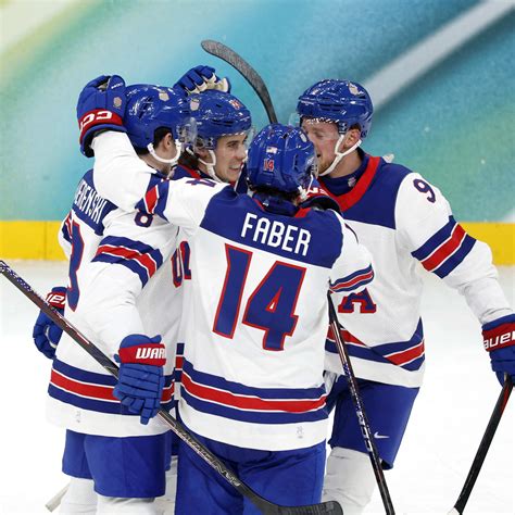 NFL Fans Worried About Cris Collinsworth's Hands At Super Bowl - The Spun