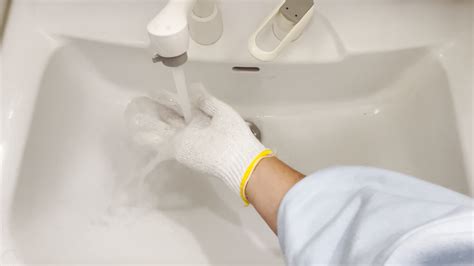 「洗面台ボウル」のぬめり汚れを残さず落とす。ウタマロクリーナーと一緒に使うモノとは？