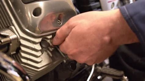 How to Install Spark Plug Insert Small Engine 的图像结果