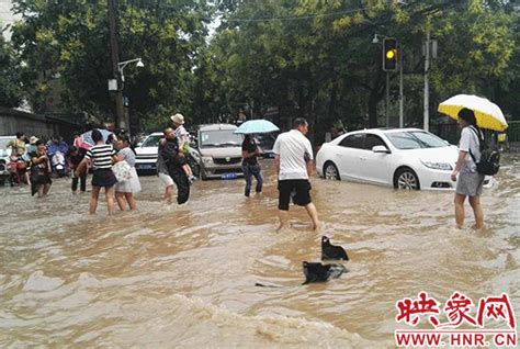 郑州大雨致街头急流冲倒行人 女子弃电车抱树保命_大豫网_腾讯网