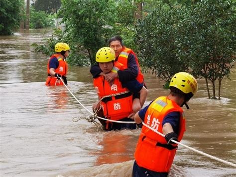 信阳暴雨后大水围困村庄 消防员涉水将村民背到安全地带_腾讯新闻