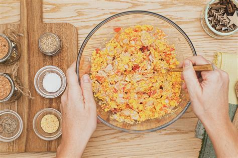 Huevos rellenos con verduras y atún, videorreceta paso a paso